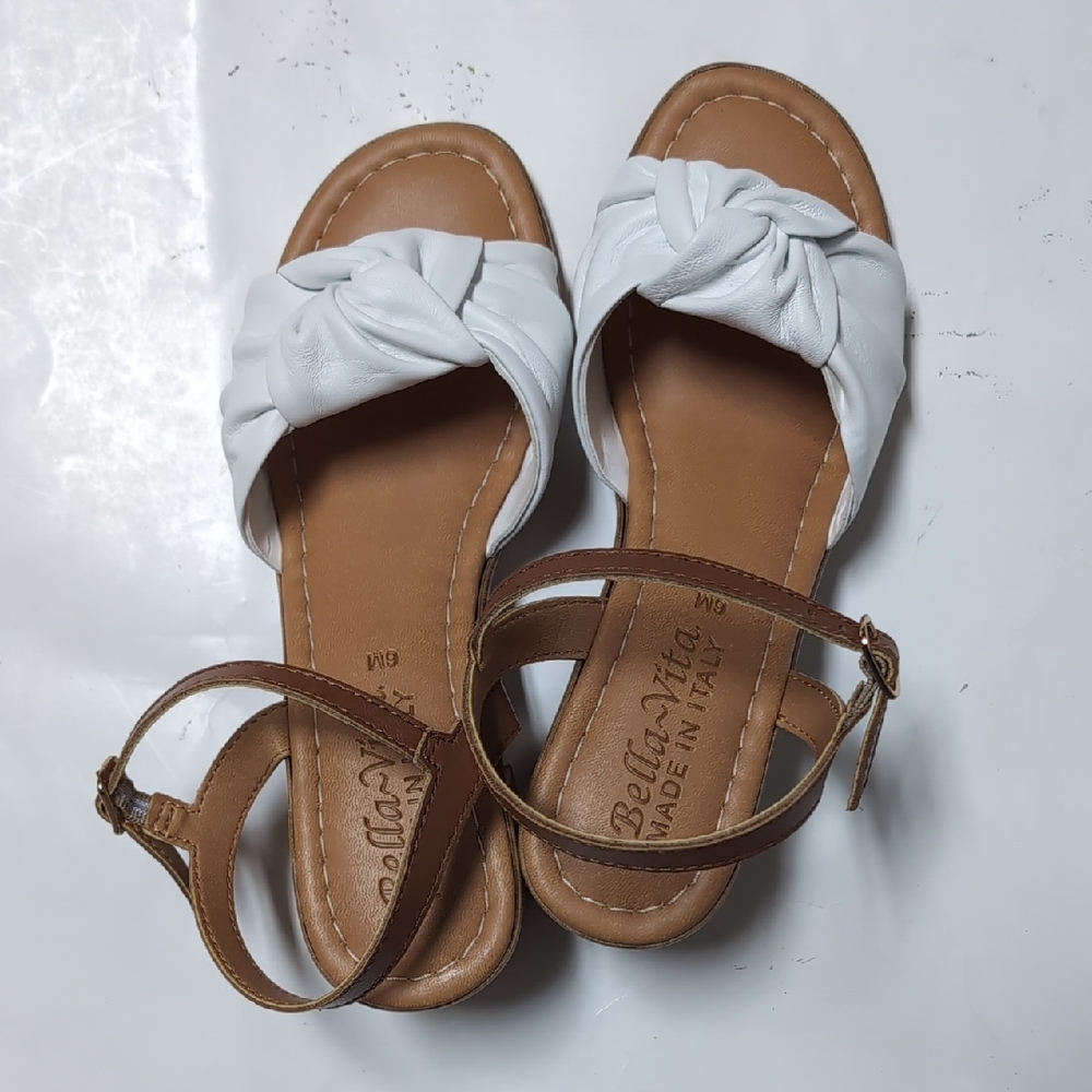 Bella Vita Women's Knotted White and Tan Sandals